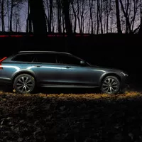 Volvo V90 Cross Country B5: Tmavomodrý svět