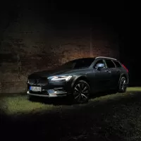 Volvo V90 Cross Country B5: Tmavomodrý svět