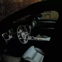 Volvo V90 Cross Country B5: Tmavomodrý svět
