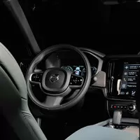 Volvo V90 Cross Country B5: Tmavomodrý svět