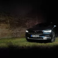 Volvo V90 Cross Country B5: Tmavomodrý svět