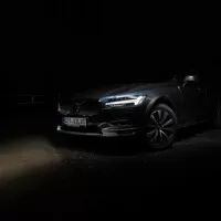 Volvo V90 Cross Country B5: Tmavomodrý svět
