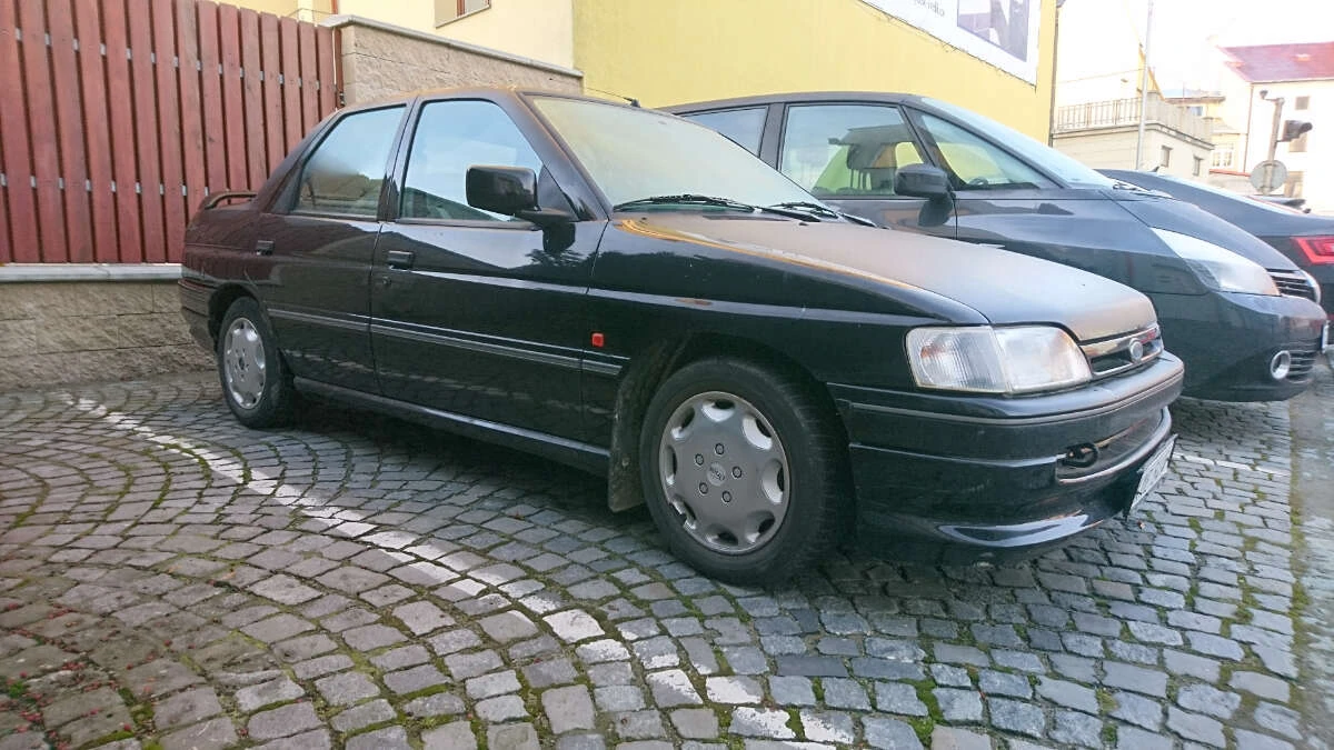 Před hasičárnou, když na mě čeká