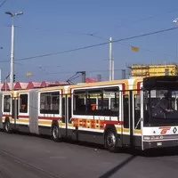 Když jeden kloub nestačí: Z historie tříčlánkových autobusů