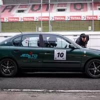 A nehodilo by se mi spíš jedno auto jen na okruh?