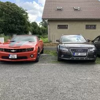 Bažina kolem aut