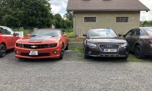 Bažina kolem aut