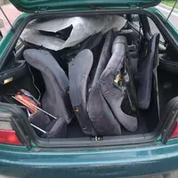 Nalevo červená Ghia a napravo modrá Ghia