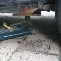 Něco mi z teho auta odpadává