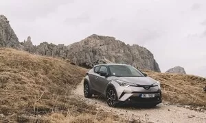 Nejekologičtějším autem roku 2020 zvolena hybridní Toyota C-HR