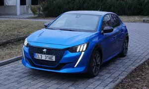 Peugeot e208 GT: Krásné auto, průměrný elektromobil