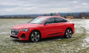 Recenze & testy: Audi e-tron Sportback 55 quattro: Stylový fešák, kterému chutná