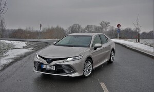 Recenze & testy: Toyota Camry 2.5 Hybrid Executive: Závan časů minulých