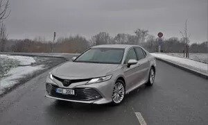 Recenze & testy: Toyota Camry 2.5 Hybrid Executive: Závan časů minulých