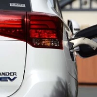 Tak za kolik teda jezdí ty PHEV?