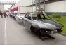 Karoserie Alfa 159 připravené k osazení se válí všude možně po areálu továrny.