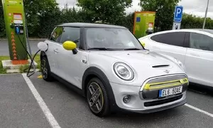 Proč elektromobilita nefrčí (tak jak by mohla)