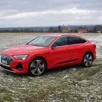 Audi e-tron Sportback 55 quattro: Stylový fešák, kterému chutná