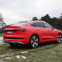 Audi e-tron Sportback 55 quattro: Stylový fešák, kterému chutná