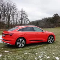 Audi e-tron Sportback 55 quattro: Stylový fešák, kterému chutná