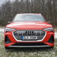 Audi e-tron Sportback 55 quattro: Stylový fešák, kterému chutná