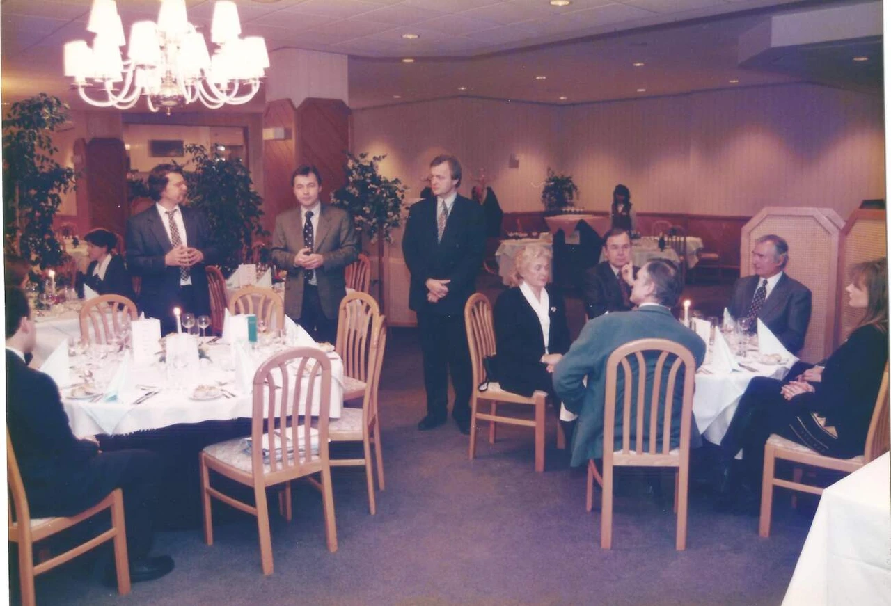 Hotel Diplomat 1997: „Moje úplně první novinářská akce s českým Fordem. Uprostřed stojí tehdejší generální ředitel Fritz Schmutzhart, u stolu vpravo se vzorovanou kravatou legendární Milan Jozíf.“