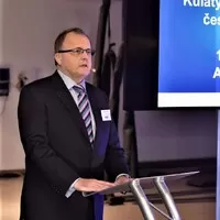 Jeden z ‚Kulatých stolů‘, tentokrát u dealera v servisu pod zvednutými auty, 2016.