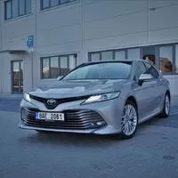 Toyota Camry 2.5 Hybrid Executive: Závan časů minulých
