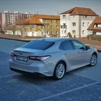 Toyota Camry 2.5 Hybrid Executive: Závan časů minulých