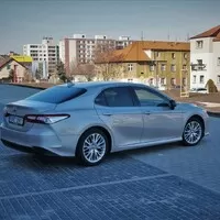 Toyota Camry 2.5 Hybrid Executive: Závan časů minulých