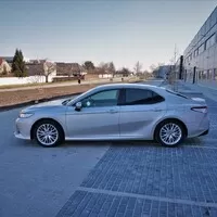 Toyota Camry 2.5 Hybrid Executive: Závan časů minulých