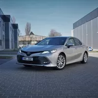 Toyota Camry 2.5 Hybrid Executive: Závan časů minulých