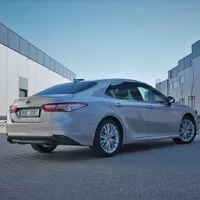 Toyota Camry 2.5 Hybrid Executive: Závan časů minulých
