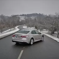 Toyota Camry 2.5 Hybrid Executive: Závan časů minulých