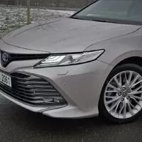 Toyota Camry 2.5 Hybrid Executive: Závan časů minulých