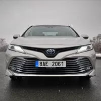 Toyota Camry 2.5 Hybrid Executive: Závan časů minulých
