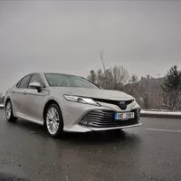 Toyota Camry 2.5 Hybrid Executive: Závan časů minulých