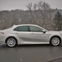 Toyota Camry 2.5 Hybrid Executive: Závan časů minulých