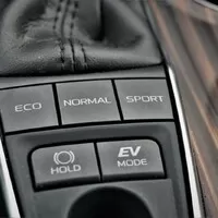 Toyota Camry 2.5 Hybrid Executive: Závan časů minulých