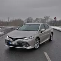 Toyota Camry 2.5 Hybrid Executive: Závan časů minulých
