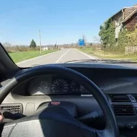 Jednoduchost... volant, tři pedály, páka a nic víc...Jen spojení člověka a auta.