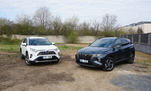 Recenze & testy: Hyundai Tucson HEV vs. Toyota RAV4 Hybrid: Hybridní souboj střední váhy