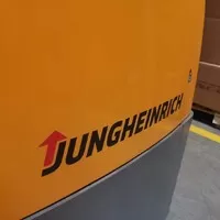 Jungheinrich EKS412: Život na vysoké noze