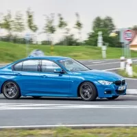 Ptejte se: Šestiválcový sedan s pohonem zadních kol