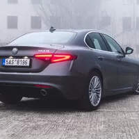 Ptejte se: Šestiválcový sedan s pohonem zadních kol