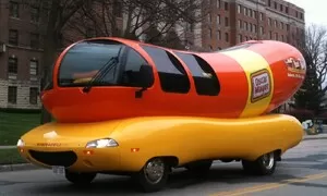 Je to párek? Je to auto? Je to Wienermobile!