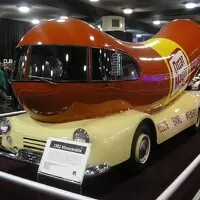 Je to párek? Je to auto? Je to Wienermobile!