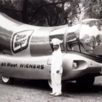 Je to párek? Je to auto? Je to Wienermobile!