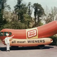 Je to párek? Je to auto? Je to Wienermobile!