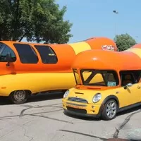Je to párek? Je to auto? Je to Wienermobile!